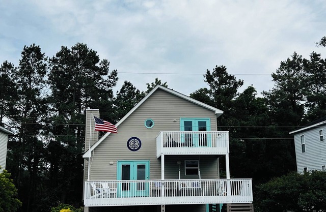 Close to Manteo Waterfront + 3 bedrooms + 2 baths + Outdoor Shower