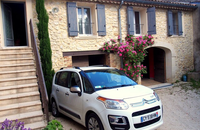Close to Nîmes, authentic village house renovated in 2009 - Courtyard and garden