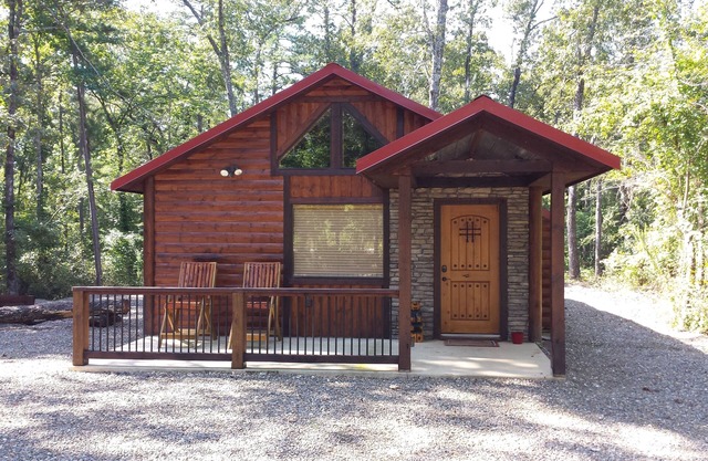Close to restaurants & state park. Sleeps 2. Hot tub.