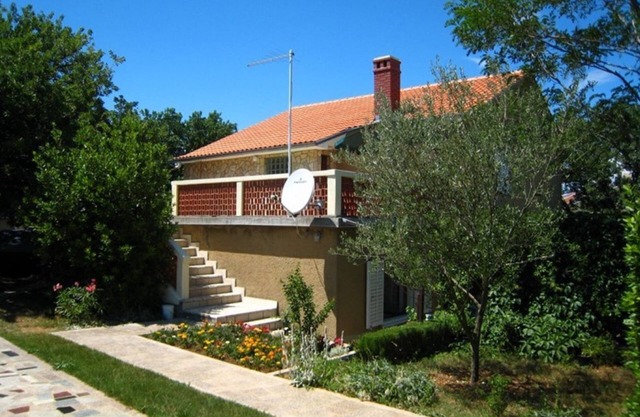 Close to sea and sandy beach (130 m), safe parking, large garden - Šilo/Krk