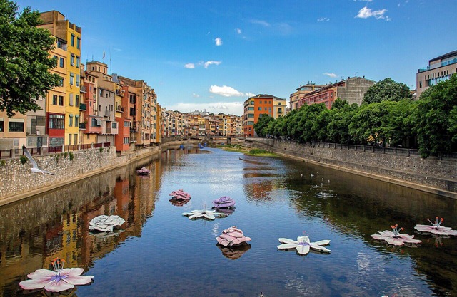 Close to Seattle business, steps from family fun