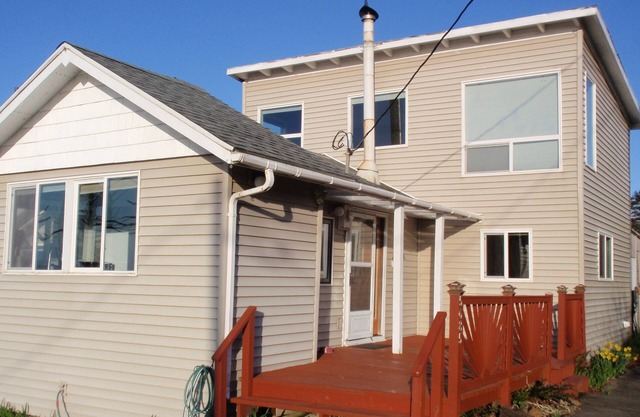 Close to the Beach! Ocean View from every room! Pet Friendly 3- bedroom house