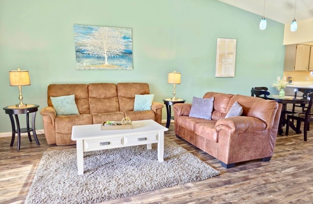 Close to the Fun ~ Indoor Pool ~ Hot Tub~Dry Sauna