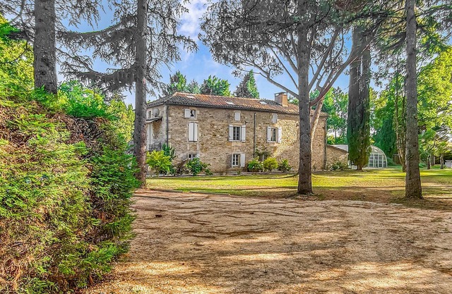 Close to the Lot River, this compact and beautiful studio apartment welcomes you in a charming stone