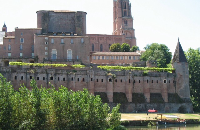 Close to the Sainte Cécile cathedral and the Toulouse-Lautrec Museum