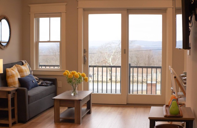 CloudView Cottage - Carriage House Apartment
