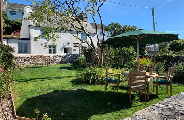 CLOVER COTTAGE, pet friendly, character holiday cottage in Hooe