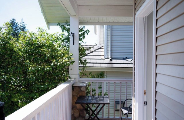 Cloverdale Queen Bedroom & Bathroom Studio Suite