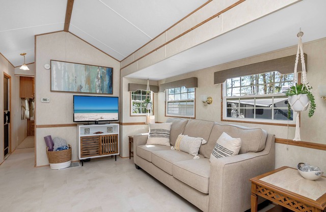 Club Naples Cottage - Cozy Private Home 10 Minutes from the Beach!