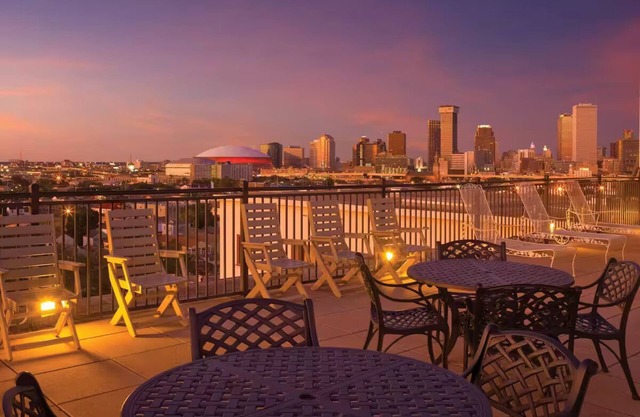 Club Wyndham Avenue PlazanAparthotel with outdoor pool, near Caesars Superdome