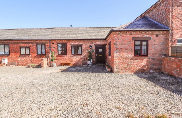 CLWYD COTTAGE, pet friendly, luxury holiday cottage in St Asaph