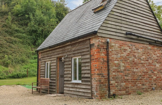 CLYFFE COTTAGE, romantic, character holiday cottage in Clyffe Pypard