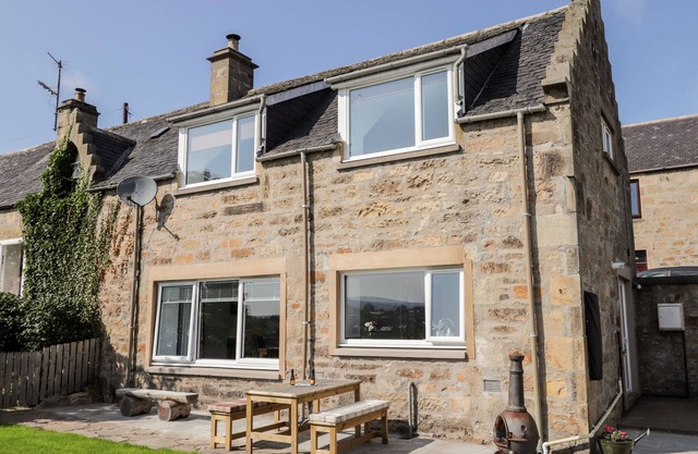 CLYNE COTTAGE, pet friendly, with open fire in Elgin