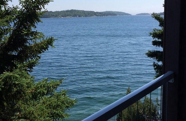 Coastal Living -Two Level Loft Ten Steps From The Ocean