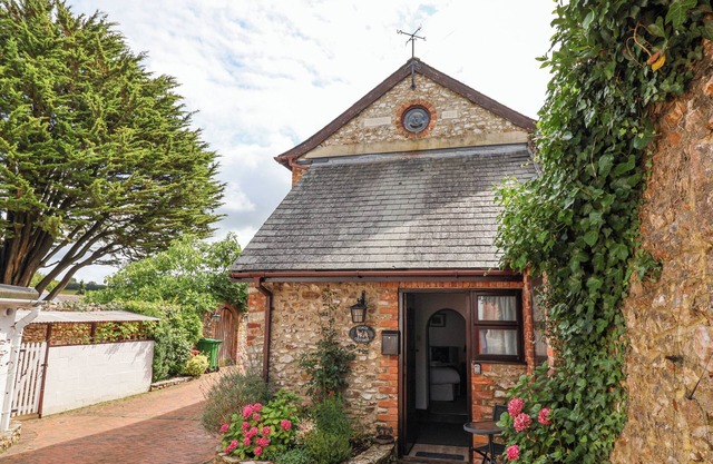 COACH COTTAGE, family friendly, character holiday cottage in Colyton