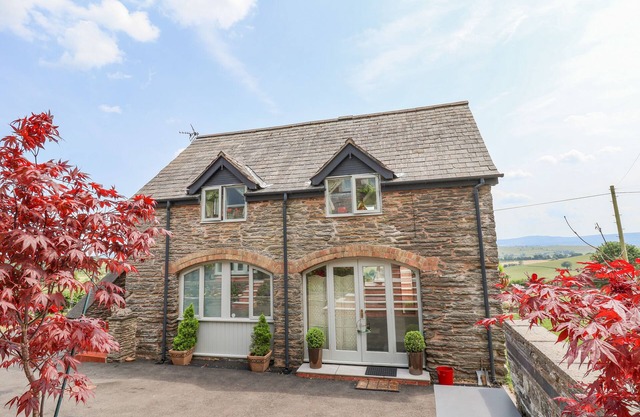 COACH HOUSE, family friendly, with a garden in Clawdd-Newydd