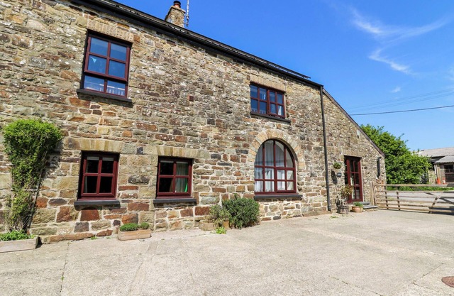 COACH HOUSE, pet friendly, character holiday cottage in Llangrannog