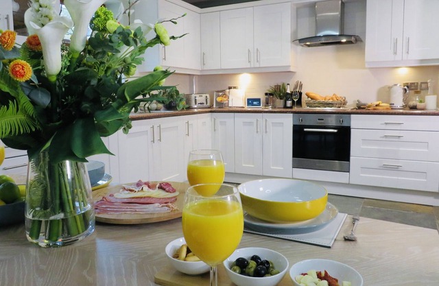 Coach House Sleeps 12 People Close To Beach Wales