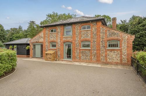 Coach House with Hot Tub in Idyllic Nowton
