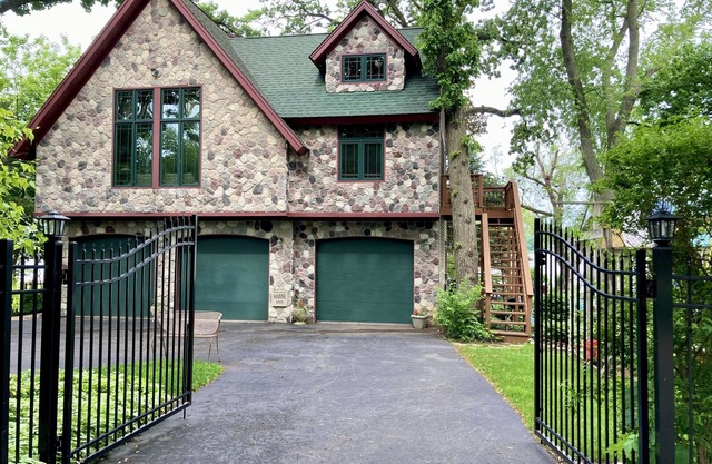Coach House Wonder Lake! Ideal for Families and Remote Workers!