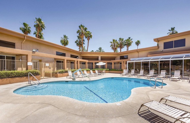 Coachella Chic: 1-bedroom condo with pool, gym, wifi, and golf in Palm Springs