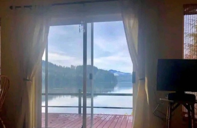 Coal Harbour Ocean Front Cottage