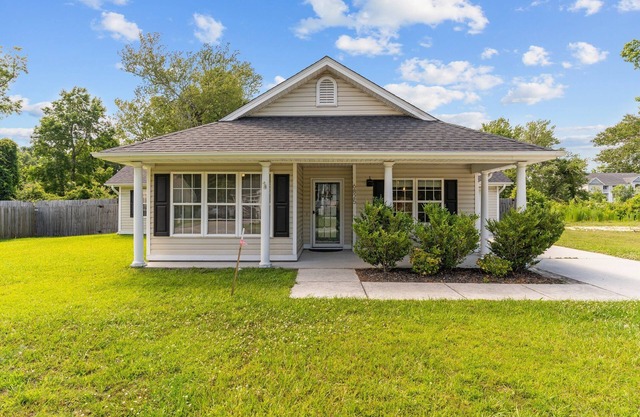Coast Away Cottage. 1-story home - NO PET FEES! 10 minutes from the Beach!