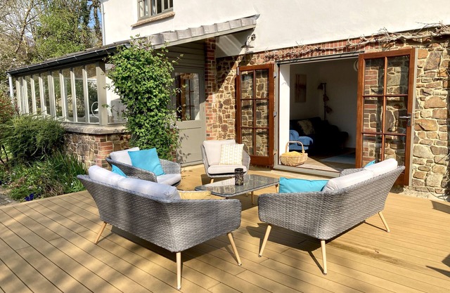 Coast & country luxury cottage in pretty village, w/local pub. Beach 15 mins.