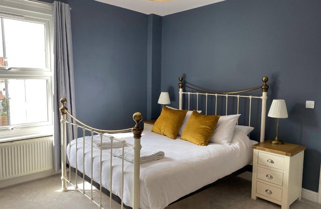 Coast House Cromer - Sleeps 15, hot tub, sea views