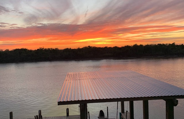 Coastal Cabana! Three bedrooms and a lighted pier on the river!