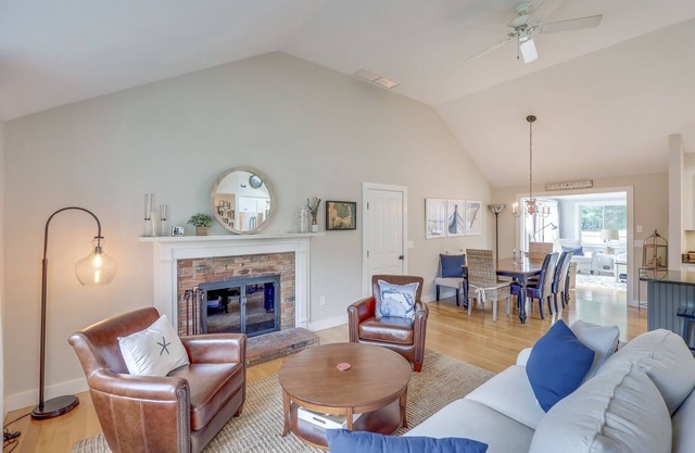 Coastal Cape Cod 3 bedroom close to the beach, bike path & ponds!