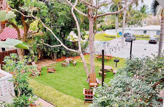 Coastal Charm - 1 Bedroom Apt - Steps from Dining, Shopping & Beaches