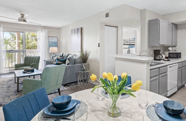 COASTAL CHARMER, Great Value, Clean, Walk 2 Beach, Pool, Fitness Center & The Palms Resort/Rest/Bar