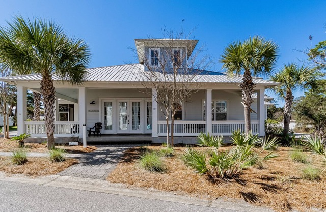 Coastal charmer with huge screened patio, pool access, & W/D - minutes to beach
