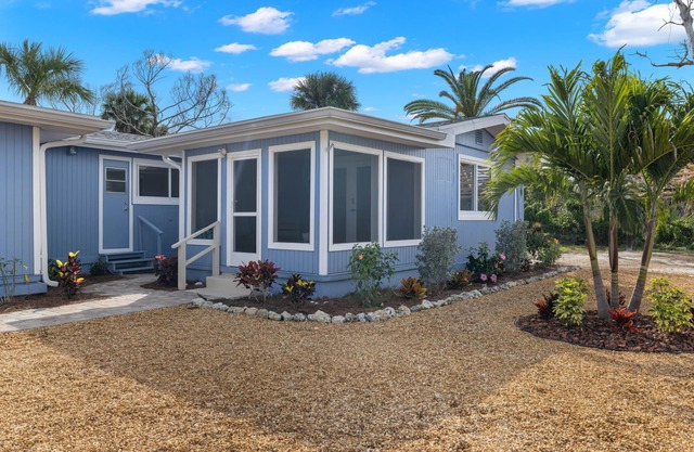 coastal chic cottage "Heron" minutes to the beach! JULY SAVINGS!