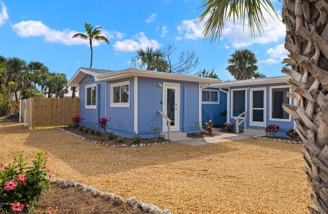 Coastal Chic Cottage "Sandpiper" minutes to the beach! Free bikes