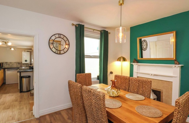 COASTAL COTTAGE, pet friendly, with open fire in Saltburn-By-The-Sea