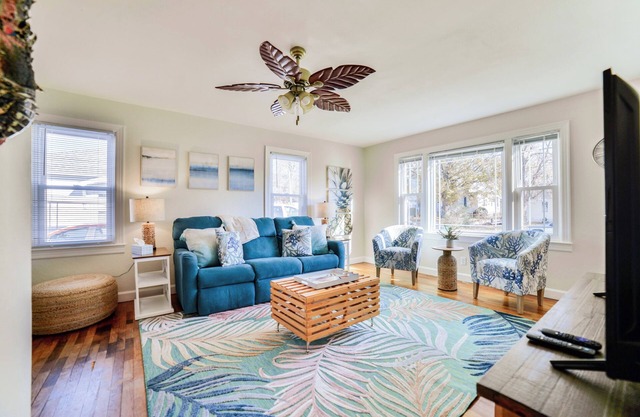 Coastal Comfort at The Salty Nest: Pet-Friendly with King Bed & Fast WiFi!