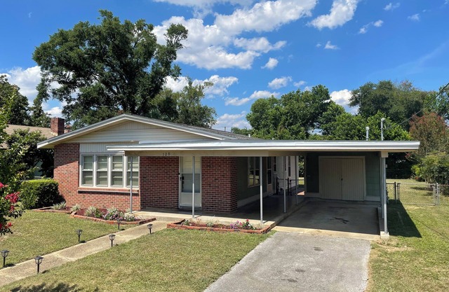 Coastal Comfort! Charming 3 bedroom, near beach and downtown Pensacola