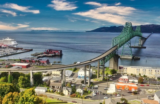 Coastal Comfort in Astoria – 4BR Near River, Fishing & History