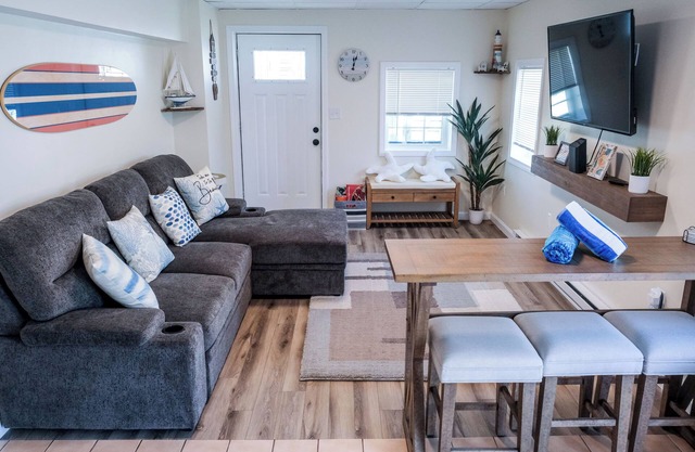 Coastal Condo- 2 minute walk to Salisbury Beach!