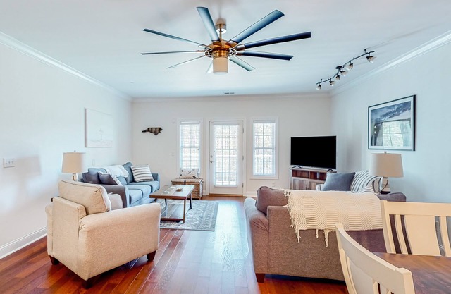 Coastal condo with excellent views, balcony, washer/dryer, & AC - pool access