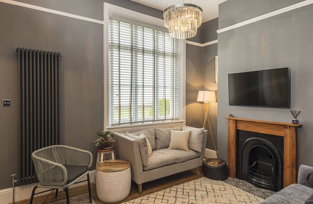 Coastal Cottage -Charming cottage moments from the sea