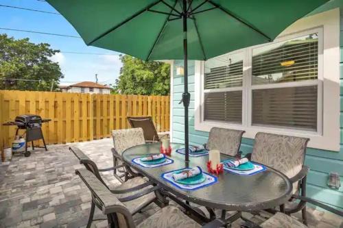 Coastal Cottage - Just 7 Minutes to the Beach and Downtown!