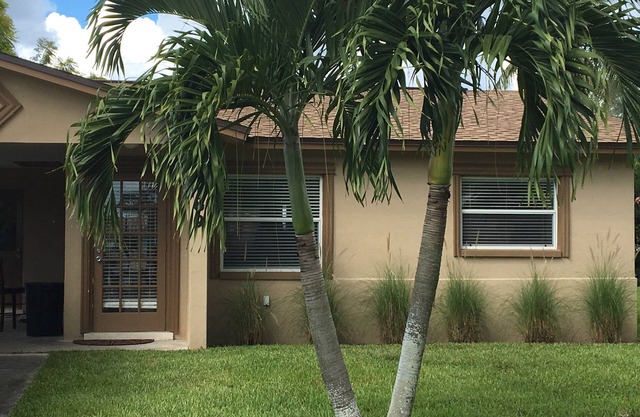 Coastal Cottage near beaches, dining & shopping!