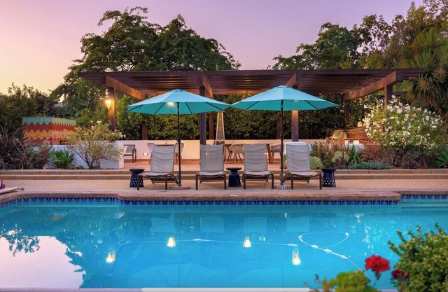 Coastal creekside family-friendly retreat: walkable, pool, spa, campfire