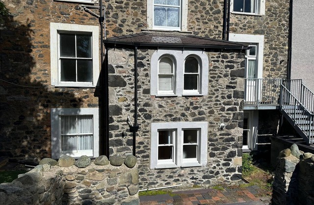 Coastal Cwtch Apartment, Llanfairfechan, Conwy, foot of Snowdonia National Park
