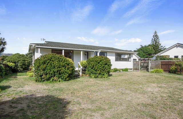 Coastal Drift - Waikanae Beach Holiday Home