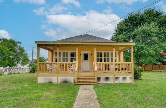 Coastal Getaway: 1 Mi to Colonial Beach Pier!