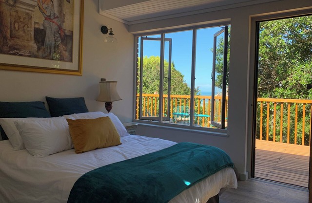 Coastal Gold House: Spacious, Modern house in Glentana (8 Slp, 3 bath, 3-living)